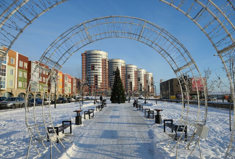 Жилые дома на верхней набережной реки Ангара в городе Иркутск