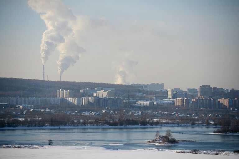 Вид на жилую застройку на левом берегу реки Ангара в городе Иркутск