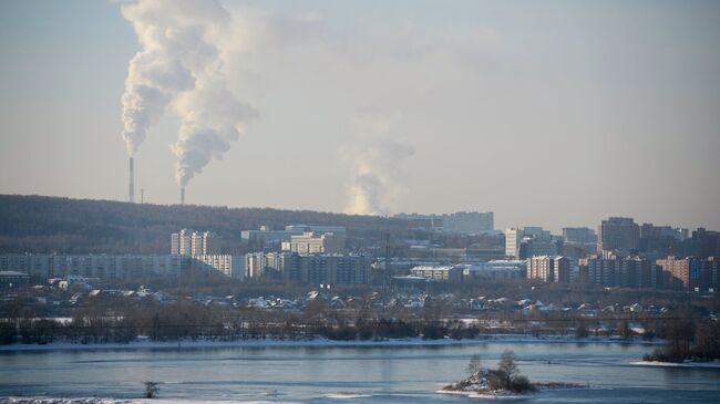 Вид на жилую застройку на левом берегу реки Ангара в городе Иркутск