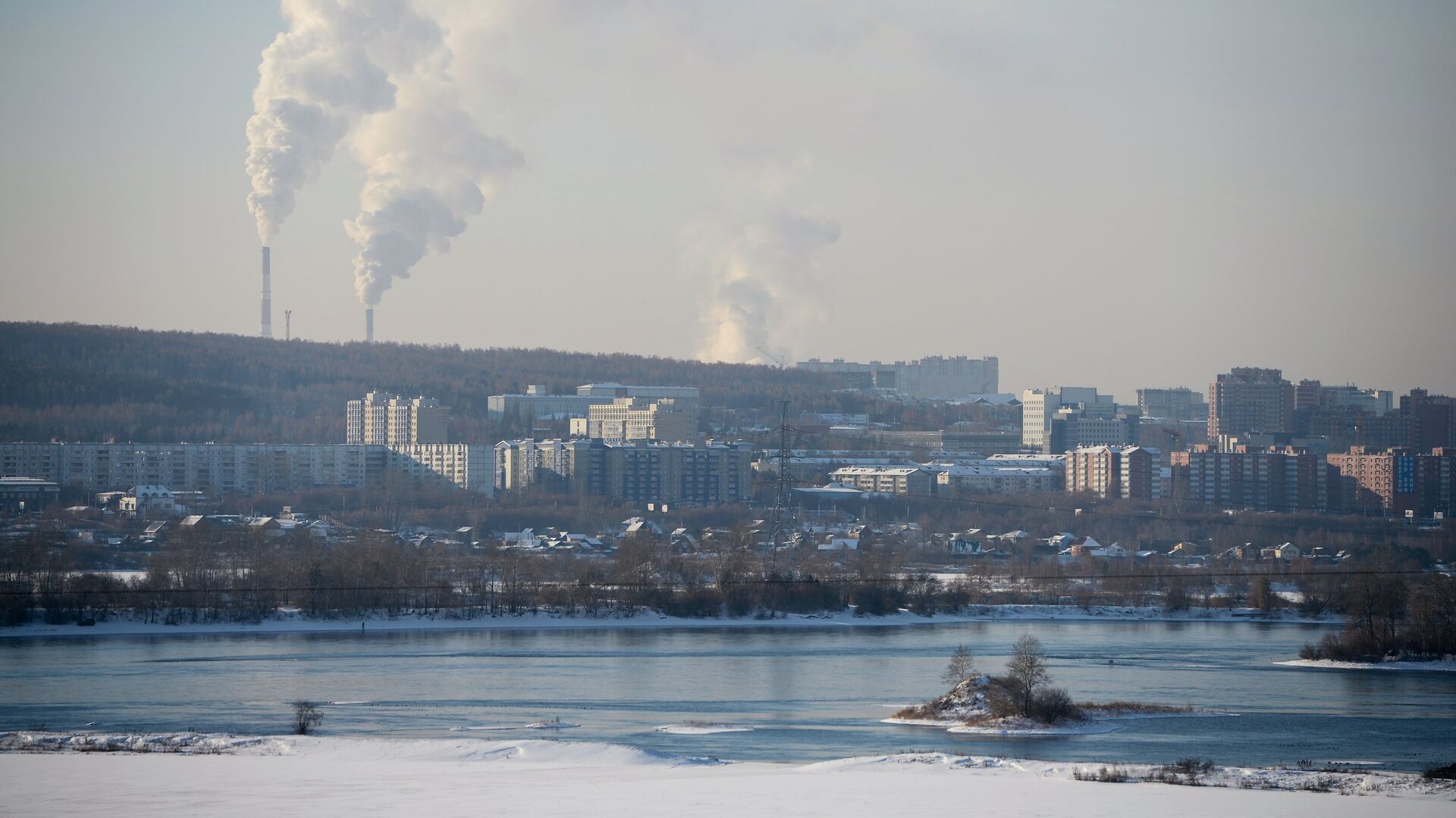 Вид на жилую застройку на левом берегу реки Ангара в городе Иркутск - РИА Новости, 1920, 29.03.2023