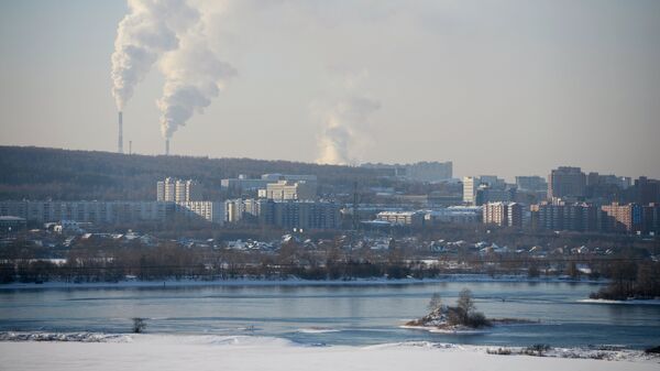 Вид на жилую застройку на левом берегу реки Ангара в городе Иркутск