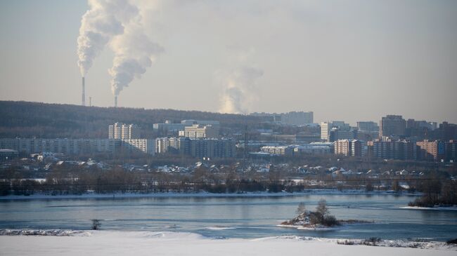 Вид на жилую застройку на левом берегу реки Ангара в городе Иркутск. Архивное фото