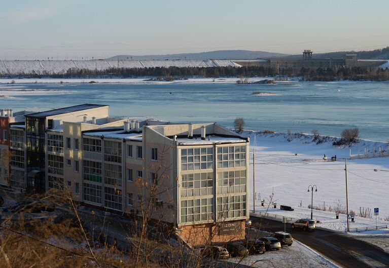 Вид на плотину Иркутской ГЭС и верхнюю набережную реки Ангара в городе Иркутск