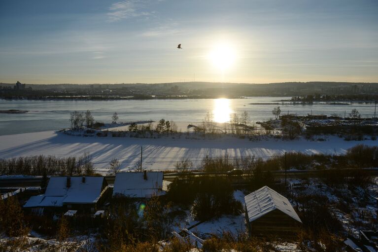 Вид на реку Ангара в нижнем бьефе Иркутской ГЭС в городе Иркутск