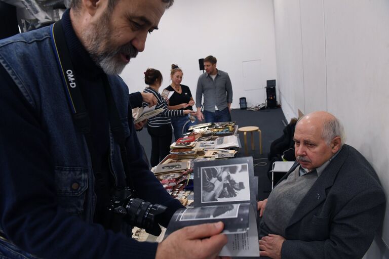 Нижегородский фотограф Алик Якубович и ветеран Московской фотографии Анатолий Панфиль на предновогодней ярмарки Московская старина в Центральном Доме Художника