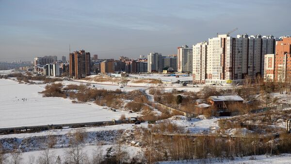 Вид на жилую застройку на правом берегу реки Ангара в городе Иркутск