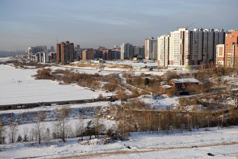 Вид на жилую застройку на правом берегу реки Ангара в городе Иркутск