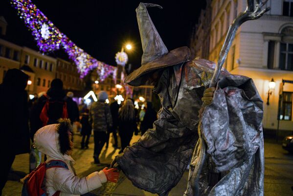 Парад магов и чародеев на рождественской ярмарке во Вроцлаве