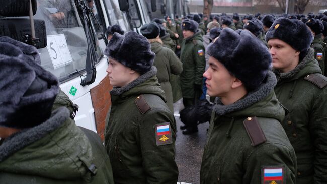 Призывники в сборном пункте военного комиссариата. Архивное фото