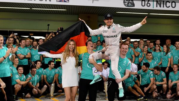 Немецкий гонщик команды Мерседес Нико Росберг празднует чемпионство Формулы-1 после Гран-при Абу-Даби. 27 ноября 2016