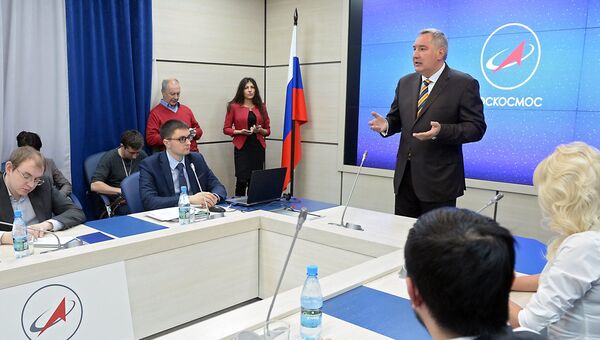 Вице-премьер РФ Дмитрий Рогозин во время награждения победителей конкурса по перспективной космической технике. 28 ноября 2016