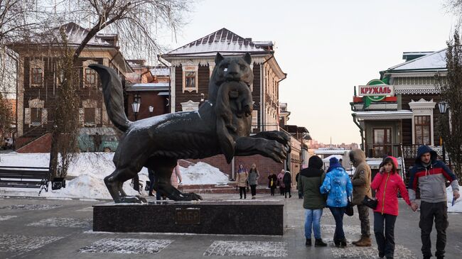 Скульптурное изображение Бабр (герб города Иркутск) в зоне исторической застройки города Иркутск. Архивное фото