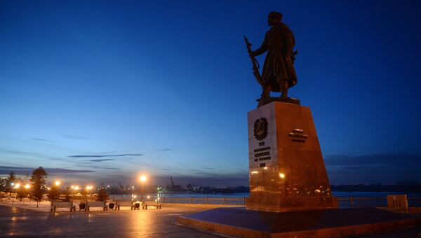 Памятник основателю Иркутска Якову Похабову на Нижней набережной реки Ангары в городе Иркутск. Архивное фото