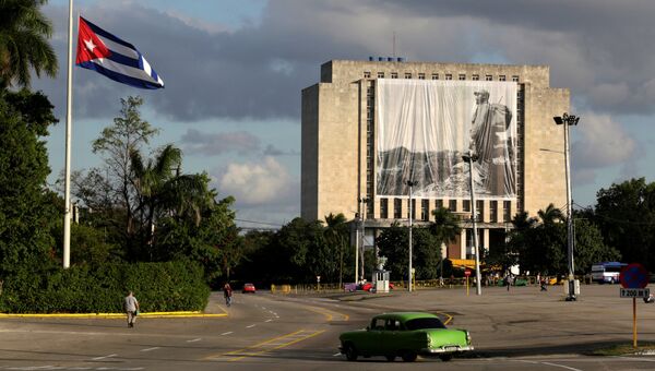 Приспущенный государственный флаг Кубы в Гаване. Архивное фото