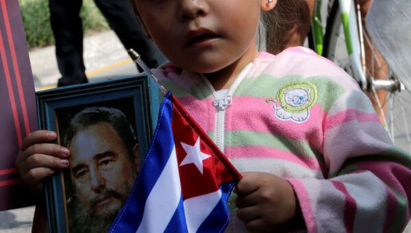 Жители Мехико отдают дань памяти лидеру кубинской революции Фиделю Кастро