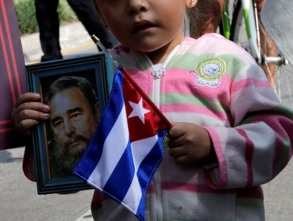 Жители Мехико отдают дань памяти лидеру кубинской революции Фиделю Кастро