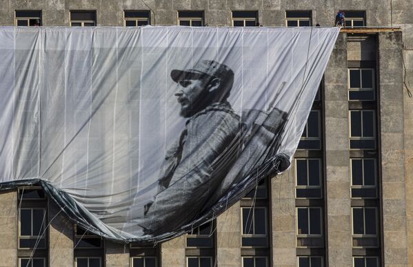 Плакат с изображением Фиделя Кастро на здании Национальной библиотеки в Гаване, Куба