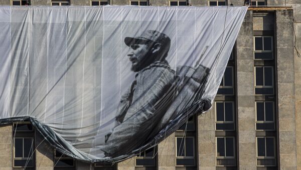 Плакат с изображением Фиделя Кастро на здании Национальной библиотеки в Гаване, Куба. Архивное фото