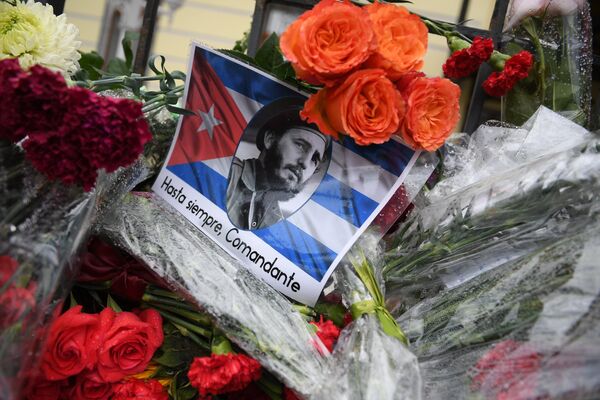 Цветы у посольства Кубы в Москве в память о Фиделе Кастро