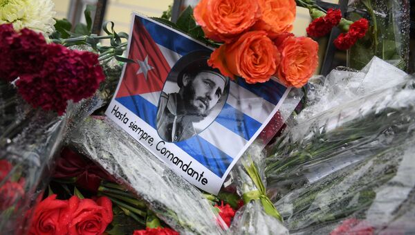 Цветы у посольства Кубы в Москве в память о Фиделе Кастро