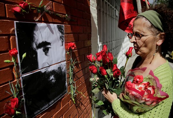 Жители Гватемалы несут цветы к посольству Кубы в память о Фиделе Кастро