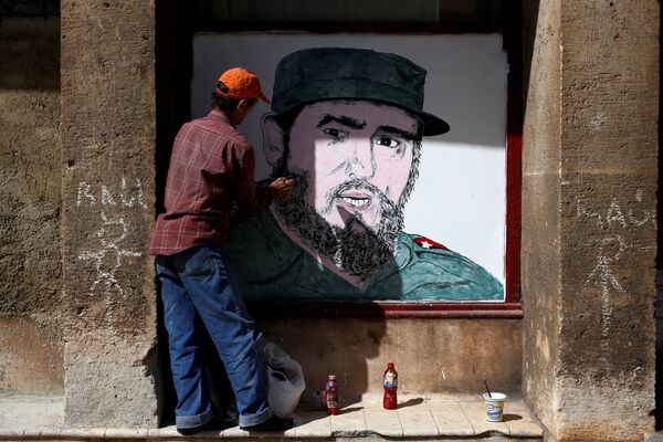 Художник рисует портрет Фиделя Кастро в центре Гаваны. Куба, 27 ноября 2016