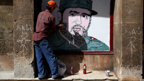 Художник рисует портрет Фиделя Кастро в центре Гаваны. Куба, 27 ноября 2016
