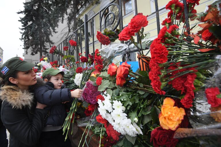 Москвичи несут цветы к посольству Кубы в Москве в память о Фиделе Кастро