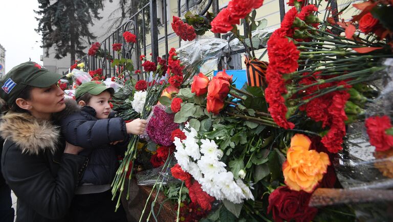 Москвичи несут цветы к посольству Кубы в Москве в память о Фиделе Кастро