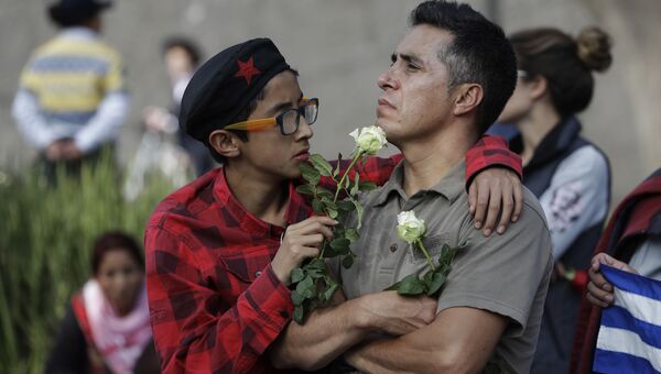 Жители Мексики несут цветы к посольству Кубы в память о Фиделе Кастро