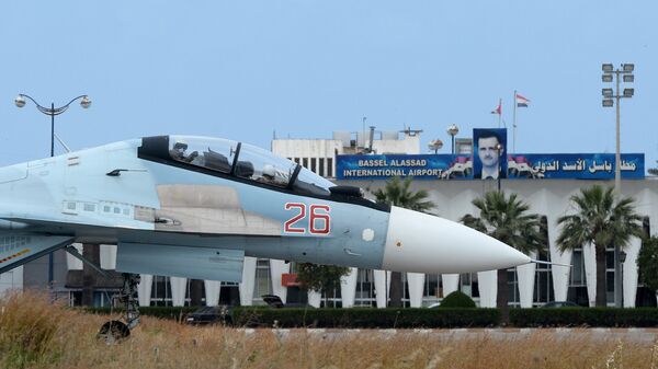 Российский самолет Су-30 на взлетно-посадочной полосе на авиабазе Хмеймим в Сирии