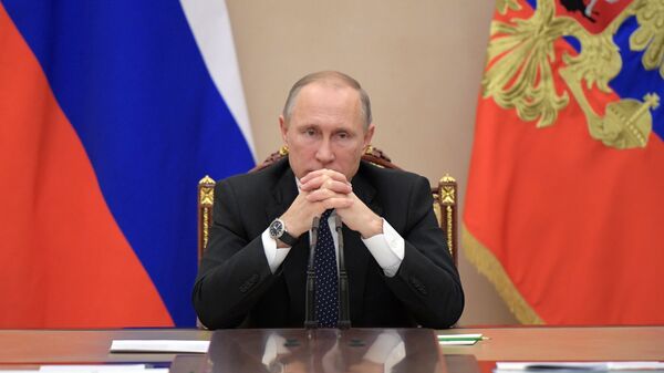 Президент РФ Владимир Путин на совещании с членами правительства РФ в Кремле. Архивное фото