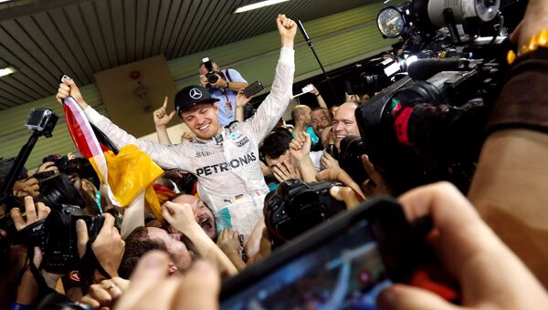 Немецкий гонщик команды Мерседес Нико Росберг празднует чемпионство Формулы-1 после Гран-при Абу-Даби