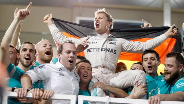 Немецкий гонщик команды Мерседес Нико Росберг празднует чемпионство Формулы-1 после Гран-при Абу-Даби