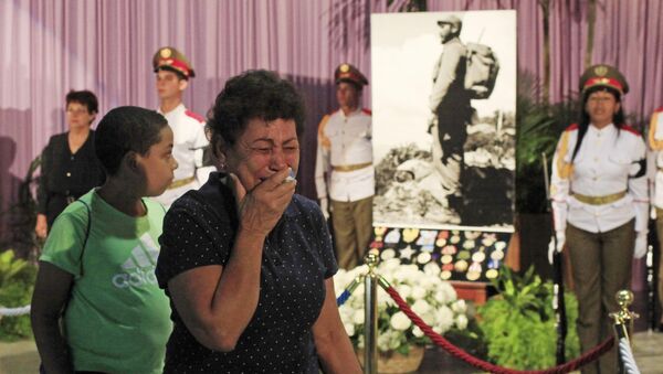 Люди во время церемонии прощания с Фиделем Кастро в Гаване