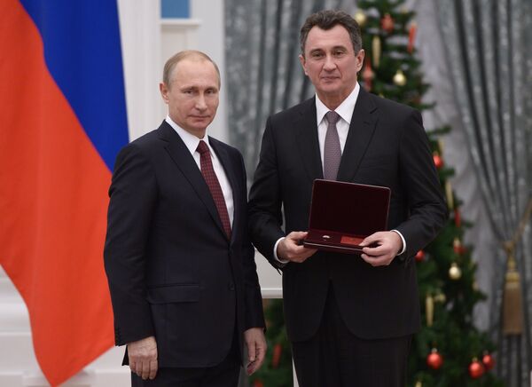 Президент России Владимир Путин и генеральный директор ФГБУ Государственный научный центр РФ – Федеральный медицинский биофизический центр имени А.И.Бурназяна Константин Котенко, получивший почетное звание Заслуженный врач РФ, на церемонии вручения государственных наград выдающимся россиянам в Кремле, 2014 год. Президент России Владимир Путин и генеральный директор ФГБУ Государственный научный центр РФ – Федеральный медицинский биофизический центр имени А.И.Бурназяна Константин Котенко, получивший почетное звание Заслуженный врач РФ, на церемонии вручения государственных наград выдающимся россиянам в Кремле, 2014 год.
