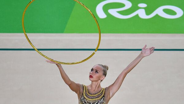 Яна Кудрявцева (Россия) выполняет упражнения с обручем в индивидуальном многоборье по художественной гимнастике на XXXI летних Олимпийских играх