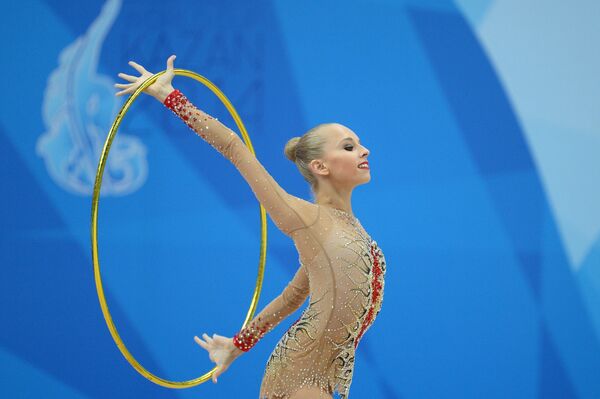 Яна Кудрявцева (Россия) выполняет упражнения с обручем в индивидуальном многоборье на финальном этапе Кубка мира по художественной гимнастике в Казани