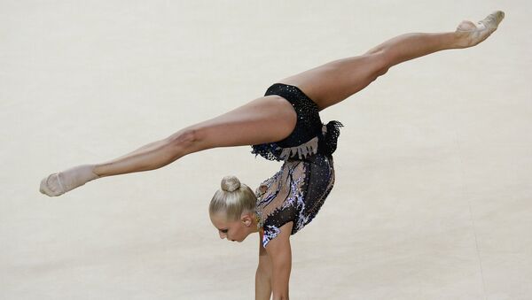 Яна Кудрявцева (Россия) выполняет упражнения с булавами в индивидуальном многоборье на чемпионате Европы по художественной гимнастике в израильском Холоне