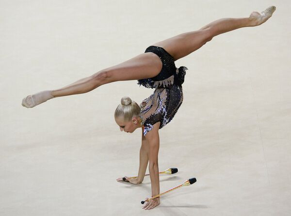 Яна Кудрявцева (Россия) выполняет упражнения с булавами в индивидуальном многоборье на чемпионате Европы по художественной гимнастике в израильском Холоне