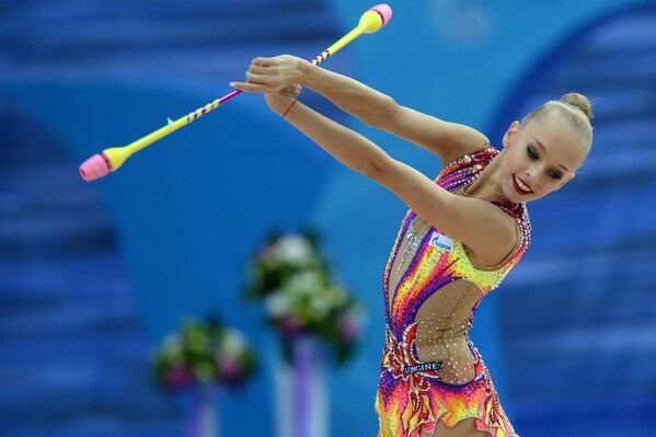 Яна Кудрявцева (Россия) выполняет упражнения с булавами в индивидуальном многоборье на финальном этапе Кубка мира по художественной гимнастике в Казани