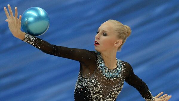 Яна Кудрявцева (Россия) выполняет упражнения с мячом на финальном этапе Кубка мира по художественной гимнастике в Казани