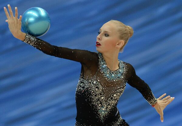 Яна Кудрявцева (Россия) выполняет упражнения с мячом на финальном этапе Кубка мира по художественной гимнастике в Казани