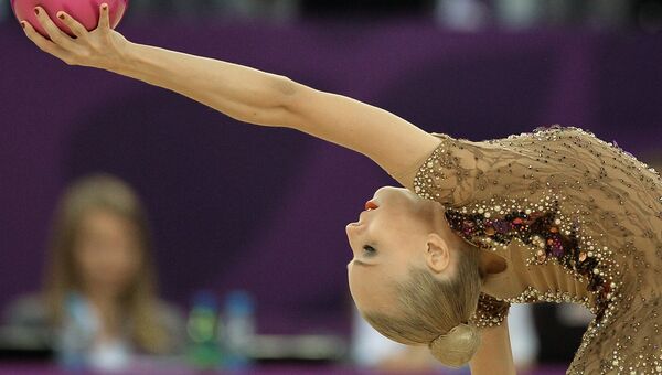 Яна Кудрявцева (Россия) выполняет упражнения с мячом на соревнованиях по художественной гимнастике на I Европейских играх в Баку