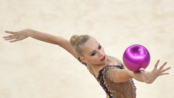 Яна Кудрявцева (Россия) выполняет упражнения с мячом на соревнованиях по художественной гимнастике в женском индивидуальном многоборье на I Европейских играх в Баку