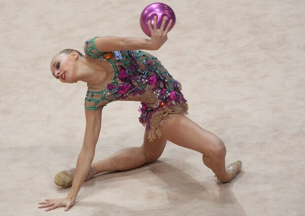 Яна Кудрявцева (Россия) выполняет упражнения с мячом в финале индивидуальных соревнований на чемпионате мира по художественной гимнастике в немецком Штутгарте