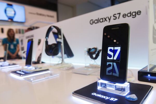 Телефон Galaxy S7 edge в фирменном магазине Samsung на Тверской улице в Москве Телефон Galaxy S7 edge в фирменном магазине Samsung на Тверской улице в Москве