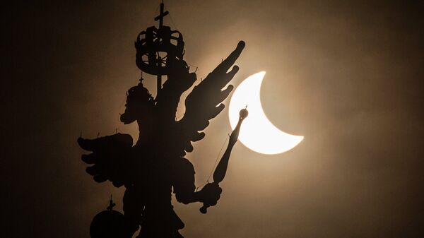 Фаза солнечного затмения, наблюдаемая в Москве у здания Государственного исторического музея