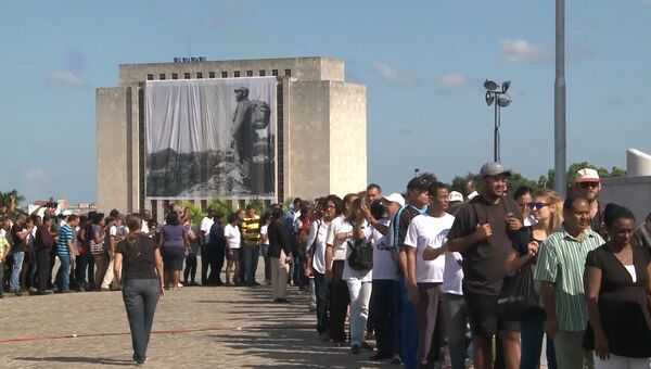 Тысячи кубинцев выстроились в очередь для прощания с Фиделем Кастро в Гаване