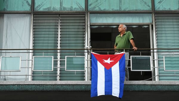 Кубинец на балконе дома на одной из улиц Гаваны
